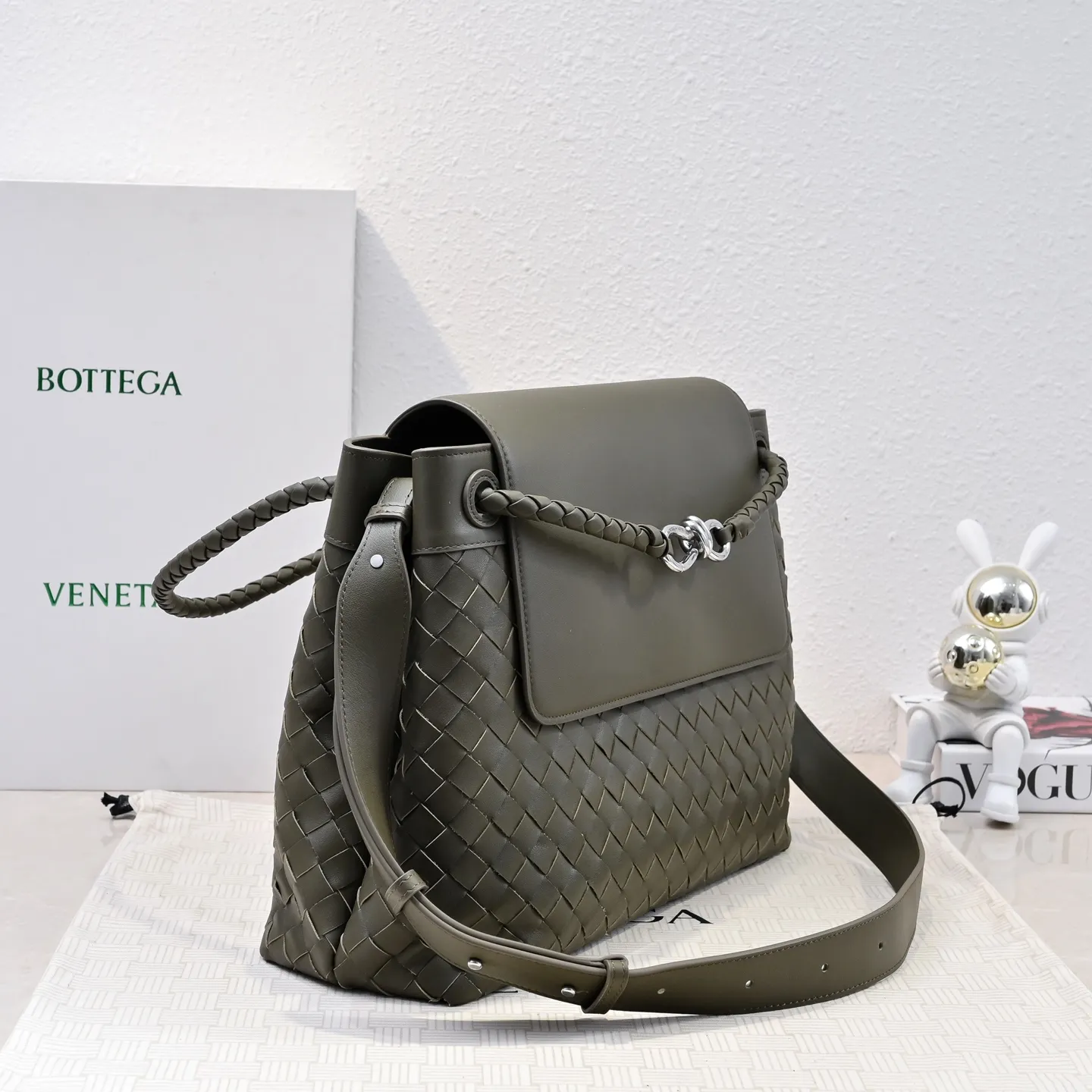 Batch 2460 #BV new men's Andiamo can be carried hand-held, on the shoulder or cross-body. It is a fashionable and versatile men's bag. The combination of lntrecciato woven iconic elements and smooth leather creates a unique cool style😎 The subtle luster and natural texture of the calfskin are high-end and fashionable. The flip-top design Knot shoulder straps and tough full leather shoulder straps are more private and can be used in more ways. No matter the size, it can accommodate a laptop, and it can be easily handled for daily commuting, business trips or travel. Model: 7715 Size: 37x26x13